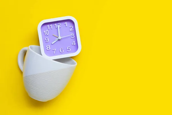 Reloj Taza Café Sobre Fondo Amarillo Copiar Espacio — Foto de Stock