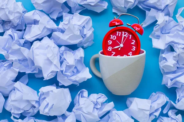 Rød Vekkerklokke Kaffekopp Med Hvite Krøllede Papirkuler Blå Bakgrunn Sett – stockfoto