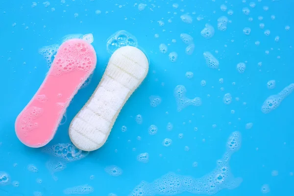 Bürste Zum Reinigen Von Kleidung Mit Puderwaschschschaum Auf Blauem Hintergrund — Stockfoto