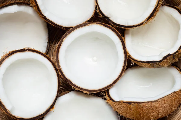 Bovenaanzicht Van Rijpe Kokosnoten Mand — Stockfoto