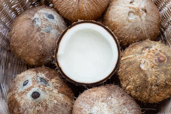 Bovenaanzicht Van Rijpe Kokosnoten Rieten Mandje — Stockfoto