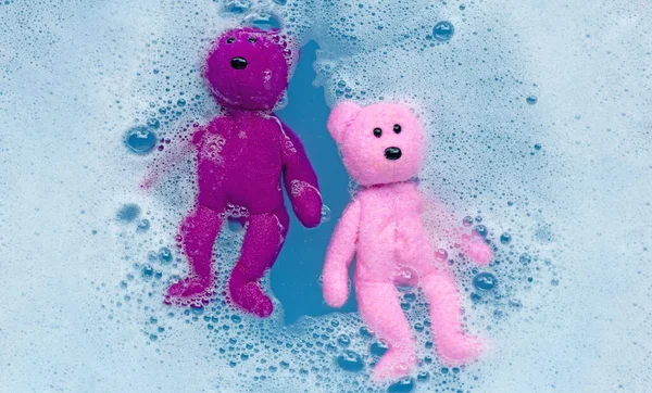 Spielzeug Teddybär Vor Dem Waschen Waschmittelwasser Einweichen Wäschekonzept Draufsicht — Stockfoto