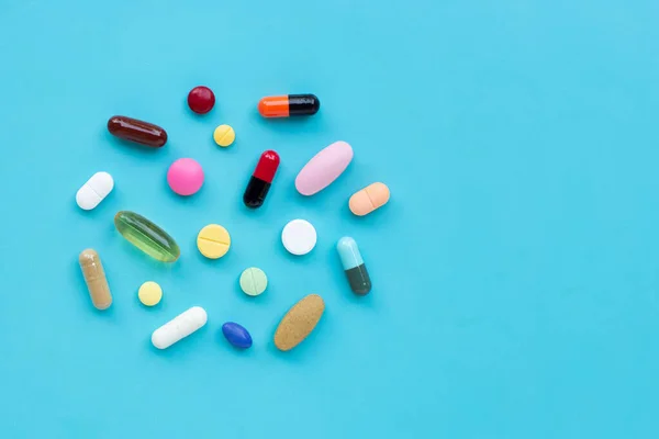 Színes Gyógyszer Tabletták Tabletták Kapszulák Kék Alapon Fénymásolási Hely — Stock Fotó