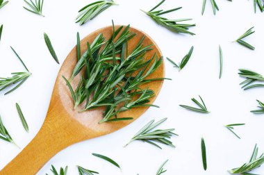 Beyaz arkaplanda taze biberiye izole edildi.