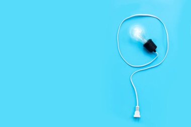 Mavi arkaplandaki ampulden yapılmış soru işareti. Boşluğu kopyala