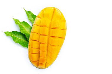Tropik meyve, beyaz arka planda yaprakları olan mango. Üst görünüm