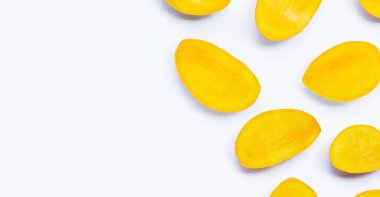 Tropik meyve, beyaz arka planda mango dilimleri. Boşluğu kopyala