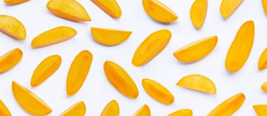 Tropik meyve, beyaz arkaplanda mango dilimleri.