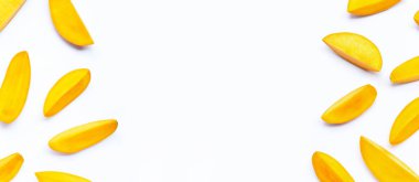 Tropik meyve, beyaz arka planda mango dilimlerinden yapılmış çerçeve. Üst görünüm