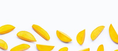 Tropik meyve, beyaz arka planda mango. Üst görünüm