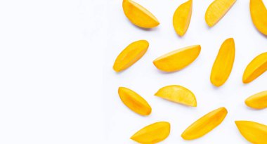 Tropik meyve, beyaz arka planda mango dilimleri. Boşluğu kopyala
