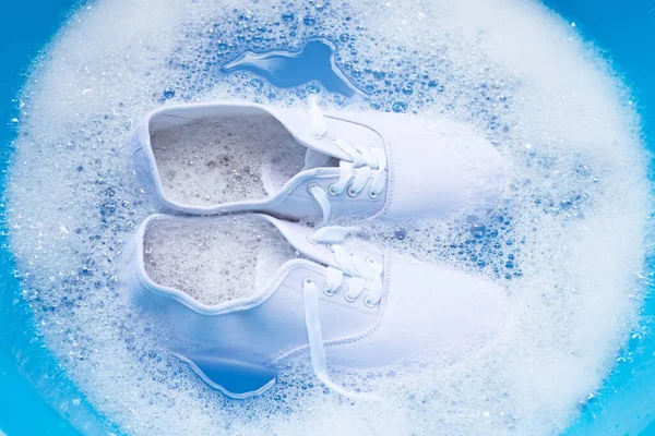 Remoja Los Zapatos Antes Lavarlos Limpieza Zapatillas Sucias — Foto de Stock