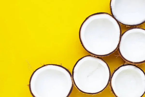 Half Kokosnoten Gele Achtergrond Kopieerruimte — Stockfoto