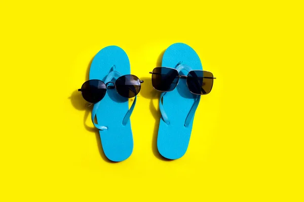 Flip Flops Albastru Ochelari Soare Fundal Galben Bucurați Conceptul Vacanță — Fotografie, imagine de stoc