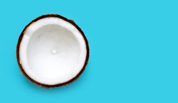 파란색 배경에 절반의 코코넛 — 스톡 사진
