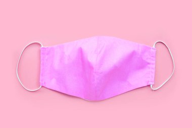 Pembe arka planda el yapımı pembe bez maske. Üst görünüm