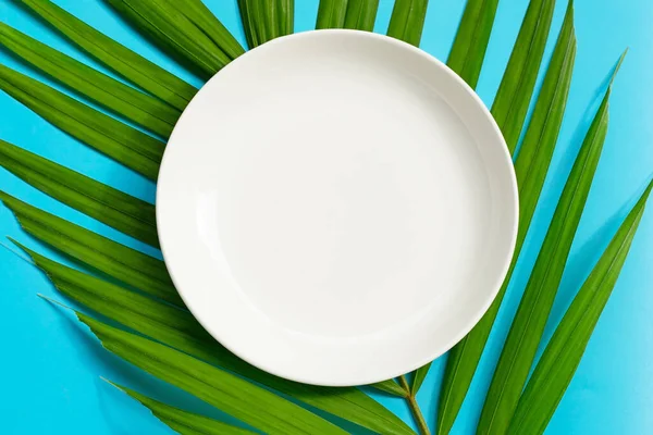Mavi Arka Planda Tropikal Palmiye Yaprakları Üzerinde Boş Beyaz Seramik — Stok fotoğraf