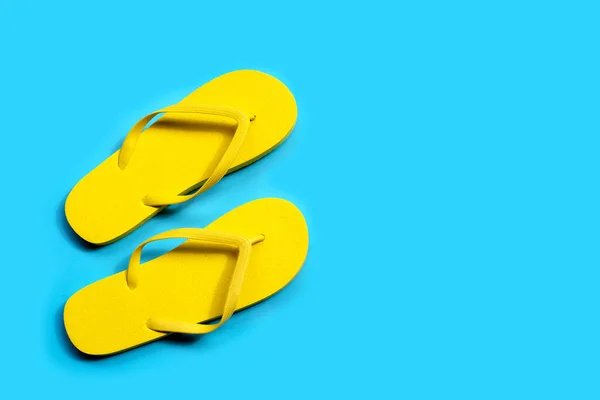 Gula Flip Flops Blå Bakgrund Kopiera Utrymme — Stockfoto