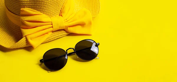 Óculos Sol Com Chapéu Verão Fundo Amarelo Aproveite Conceito Férias — Fotografia de Stock