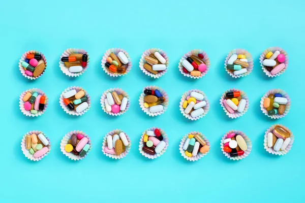 Comprimidos Coloridos Con Cápsulas Pastillas Envolturas Magdalenas Sobre Fondo Azul — Foto de Stock