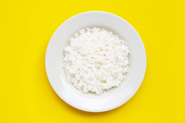 Sarı arka planda bir tabak pirinç. Üst görünüm