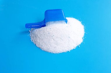 Deterjan tozu ve çamaşır yıkama kaşığı. Çamaşır konsepti. 