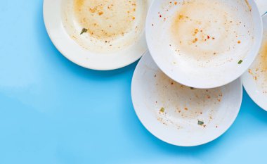 Kirli tabaklar mavi arka planda. Üst görünüm