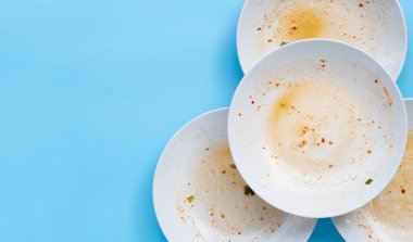 Kirli tabaklar mavi arka planda. Üst görünüm