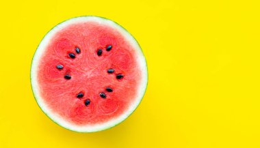 Sarı arka planda bir dilim karpuz. Boşluğu kopyala