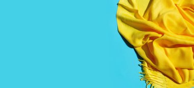 Mavi arka planda sarı eşarp yazı. Kopyalama alanı olan üst görünüm