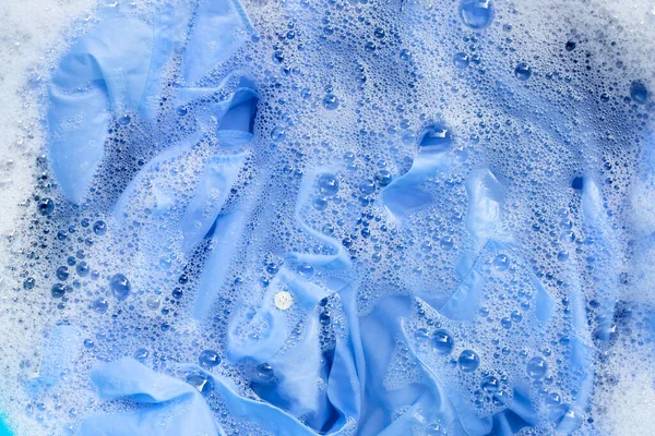 色彩艳丽的衣服在粉末洗涤剂水溶液中浸泡 洗衣的概念 — 图库照片