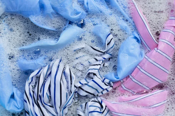 Draufsicht Auf Farbige Kleidung Die Puderwaschmittel Wasserauflösung Getränkt Wird Wäschekonzept — Stockfoto