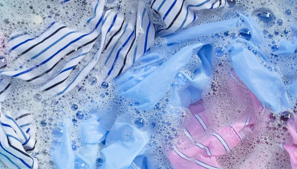 Κάτοψη Του Χρώματος Ρούχα Μουλιάζουν Σκόνη Απορρυπαντικό Διάλυση Του Νερού — Φωτογραφία Αρχείου