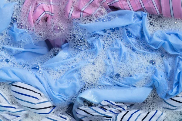 Draufsicht Auf Farbige Kleidung Die Puderwaschmittel Wasserauflösung Getränkt Wird Wäschekonzept — Stockfoto