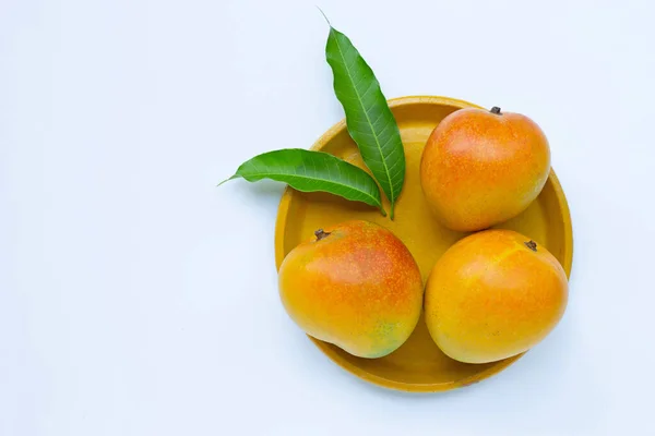 Tropisk Frukt Mango Gul Platta Vit Bakgrund Ovanifrån — Stockfoto