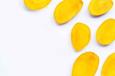 Tropik meyve, beyaz arka planda mango dilimleri. Üst görünüm