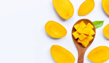 Tropik meyve, beyaz arka planda mango dilimleri. Üst görünüm