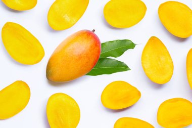 Tropik meyve, beyaz arka planda mango. Üst görünüm