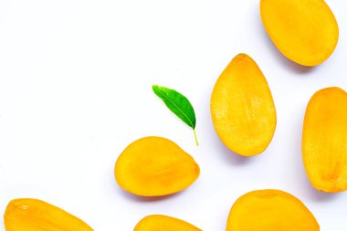 Tropik meyve, beyaz arka planda mango dilimleri. Üst görünüm