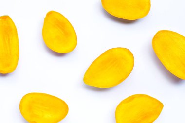 Tropik meyve, beyaz arka planda mango dilimleri. Üst görünüm