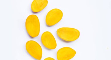 Tropik meyve, beyaz arka planda mango dilimleri. Üst görünüm