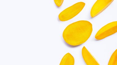Tropik meyve, beyaz arka planda mango dilimleri. Üst görünüm