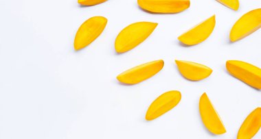 Tropik meyve, beyaz arka planda mango dilimleri. Üst görünüm