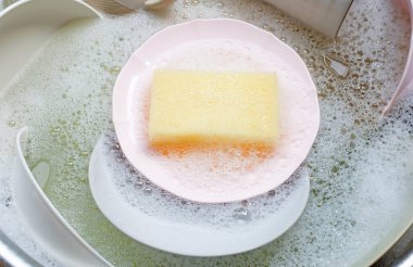 Bulaşık yıkama, mutfak lavabosunda sırılsıklam olmuş mutfak aletlerini kapatma..