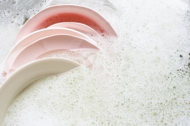 Bulaşık yıkama, mutfak lavabosunda sırılsıklam olmuş mutfak aletlerini kapatma..