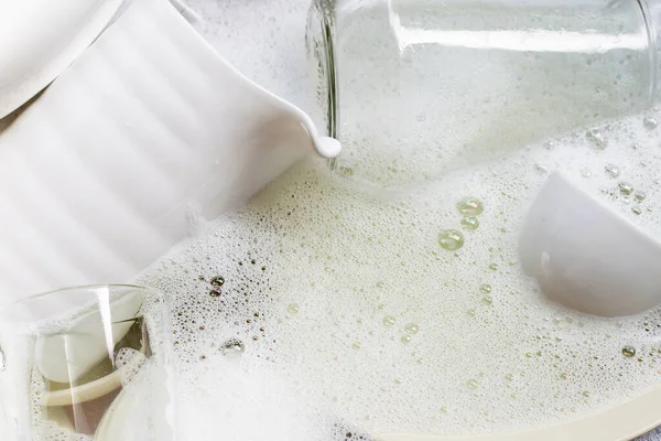 Mytí Nádobí Zblízka Nádobí Namáčení Kuchyňském Dřezu — Stock fotografie
