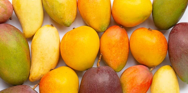 Tropisk Frukt Mango Vit Bakgrund Ovanifrån — Stockfoto