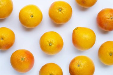 Beyaz arka planda taze greyfurt. Üst görünüm