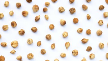 Beyaz arkaplanda Siyam Kakule veya Kapulaga.