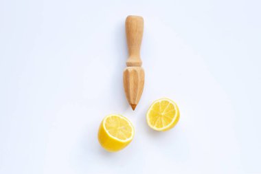 Beyaz arka planda ahşap sıkacağı olan taze limon. Boşluğu kopyala